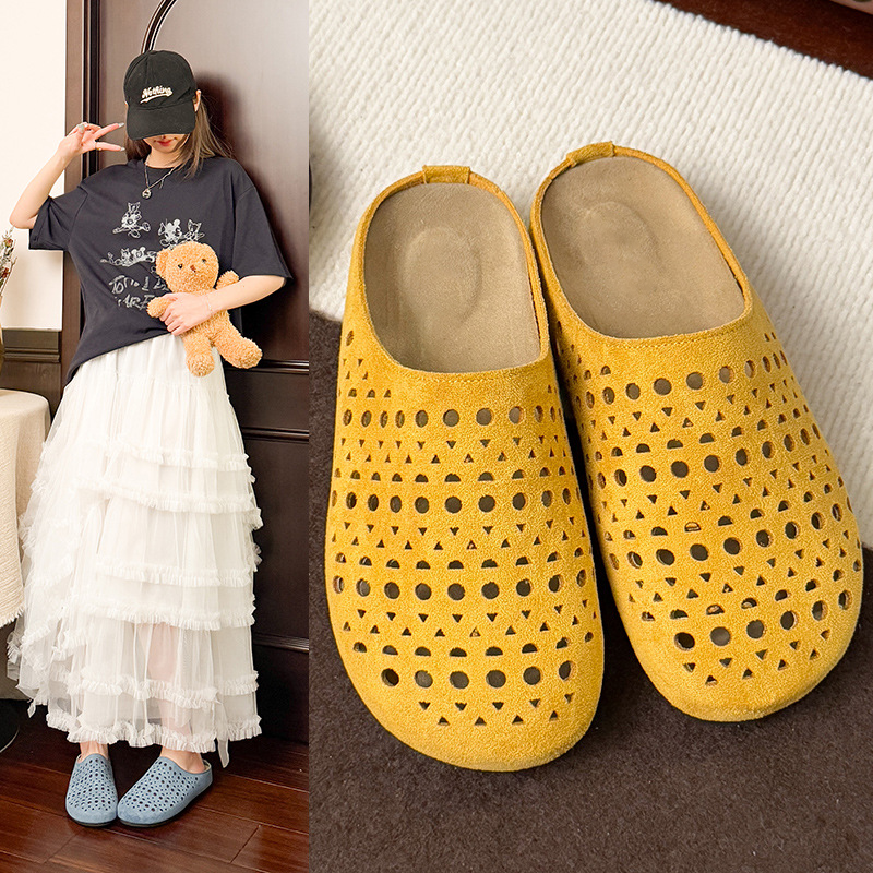 Chaussons femme ajourés en suède artificiel à enfiler