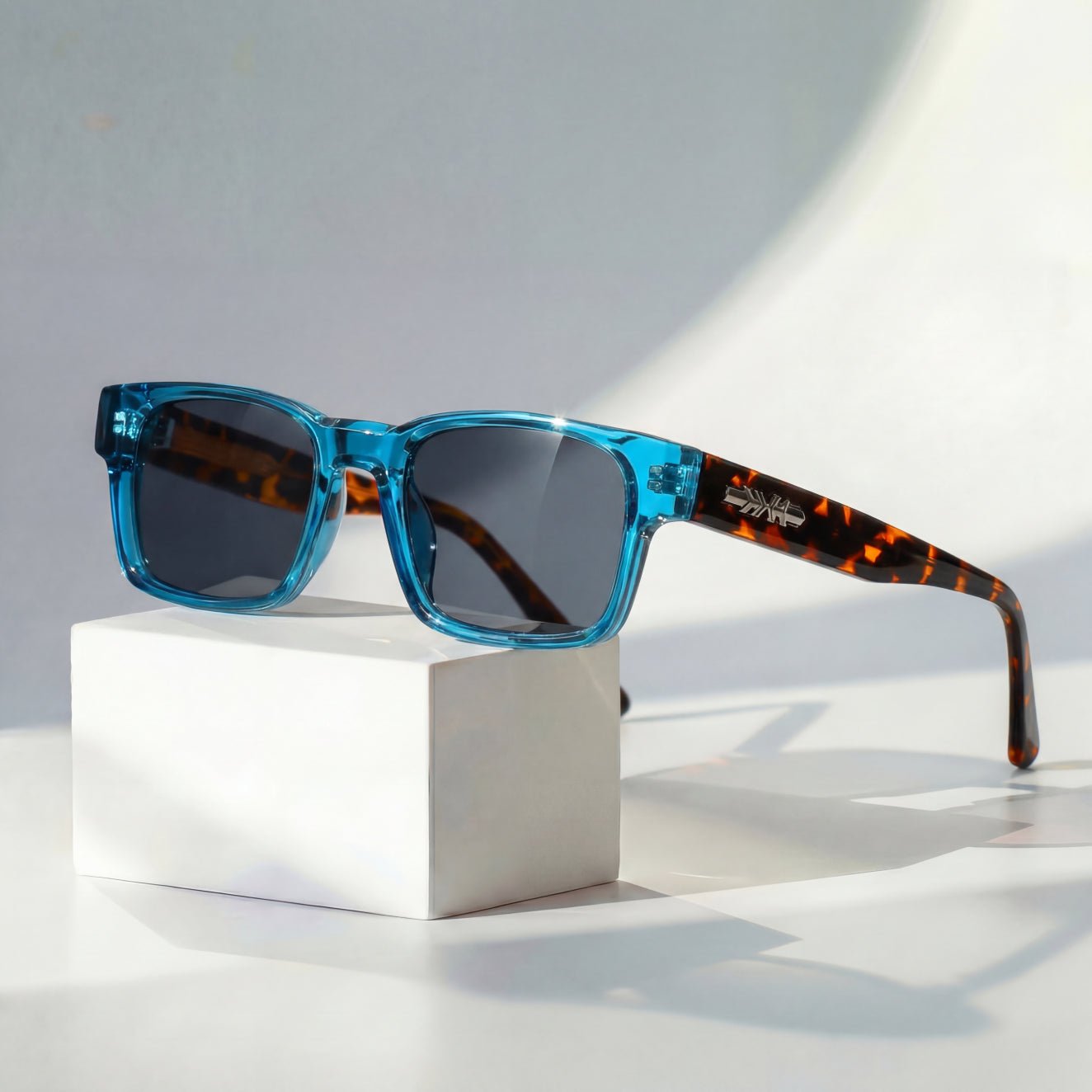 James | Lunettes de Soleil Carrées Écailles Acétate Protection UV400