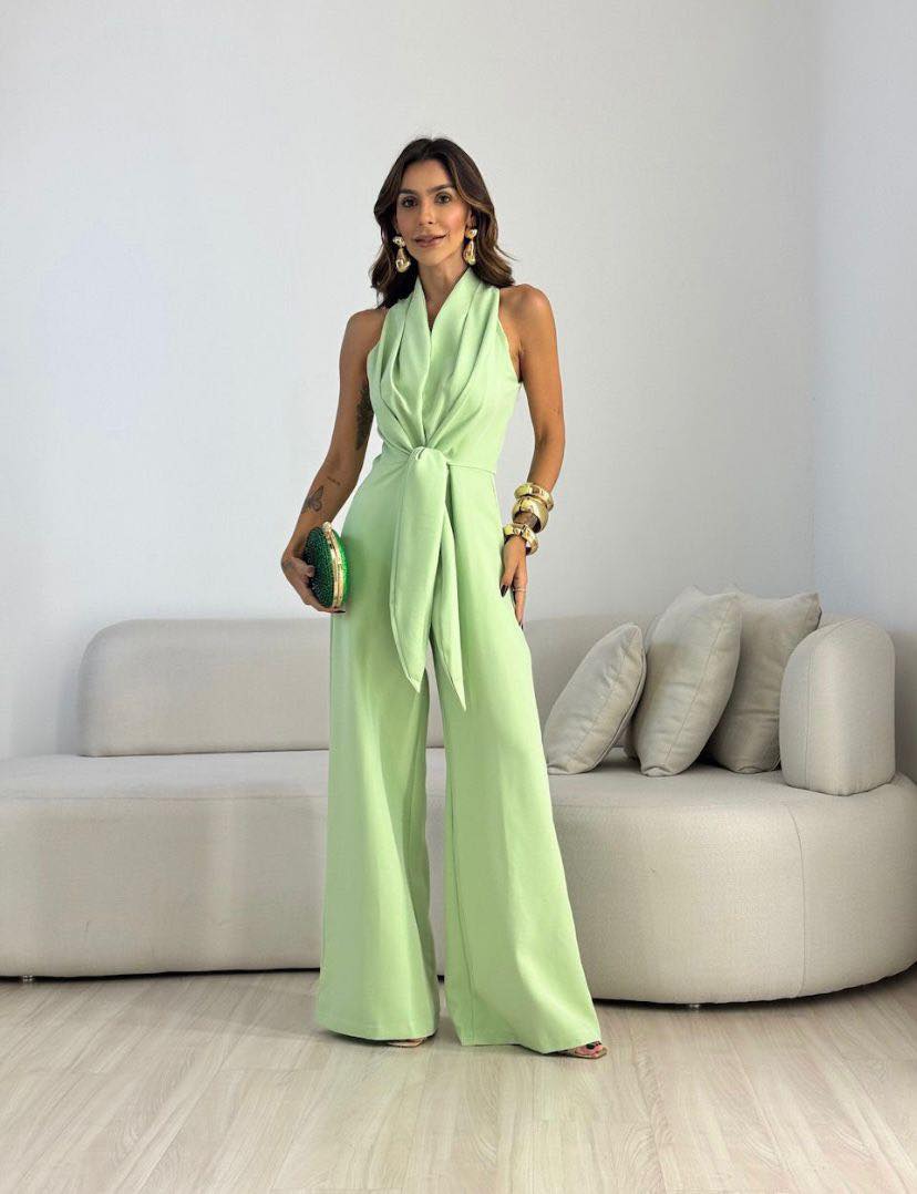 Combinaison femme fluide élégante à taille marquée
