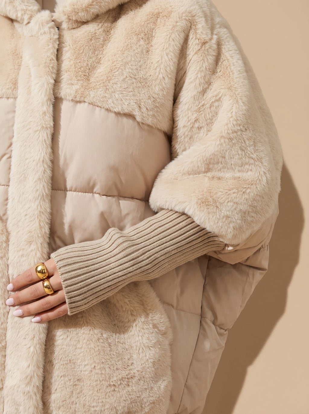 Victoria | Manteau à capuche en fausse fourrure matelassé pour femmes