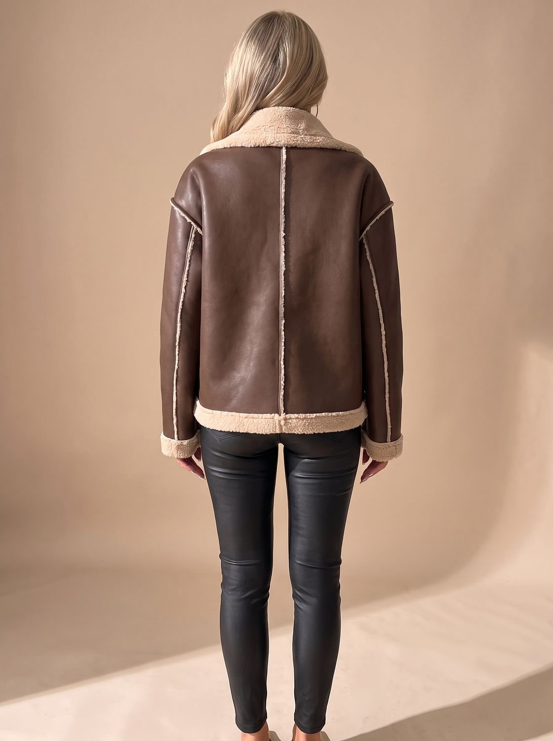 Victoria | Veste aviateur en simili cuir pour femmes, doublée en sherpa, à boutons