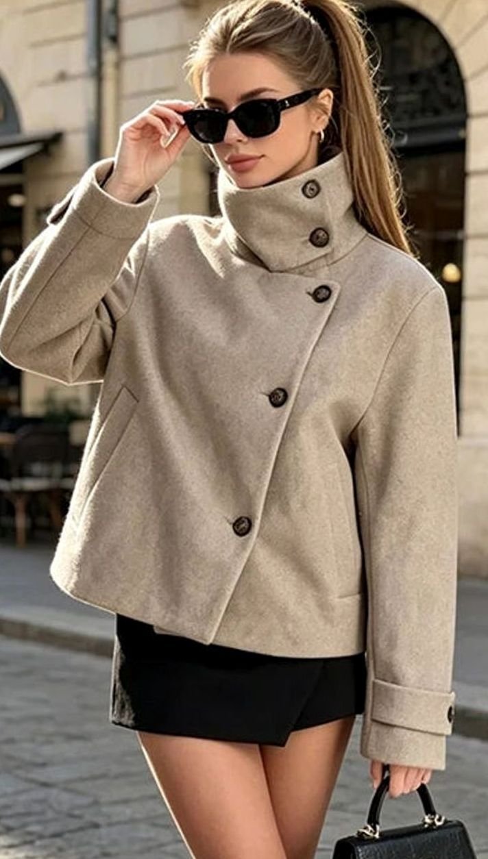 Victoria | Manteau court en mélange de laine à col montant et boutons pour femmes