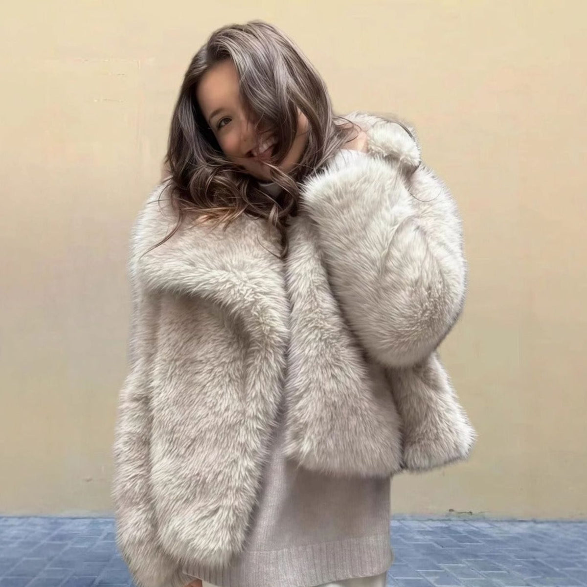Eleanor | Manteau court en fausse fourrure avec col à revers oversize pour femmes