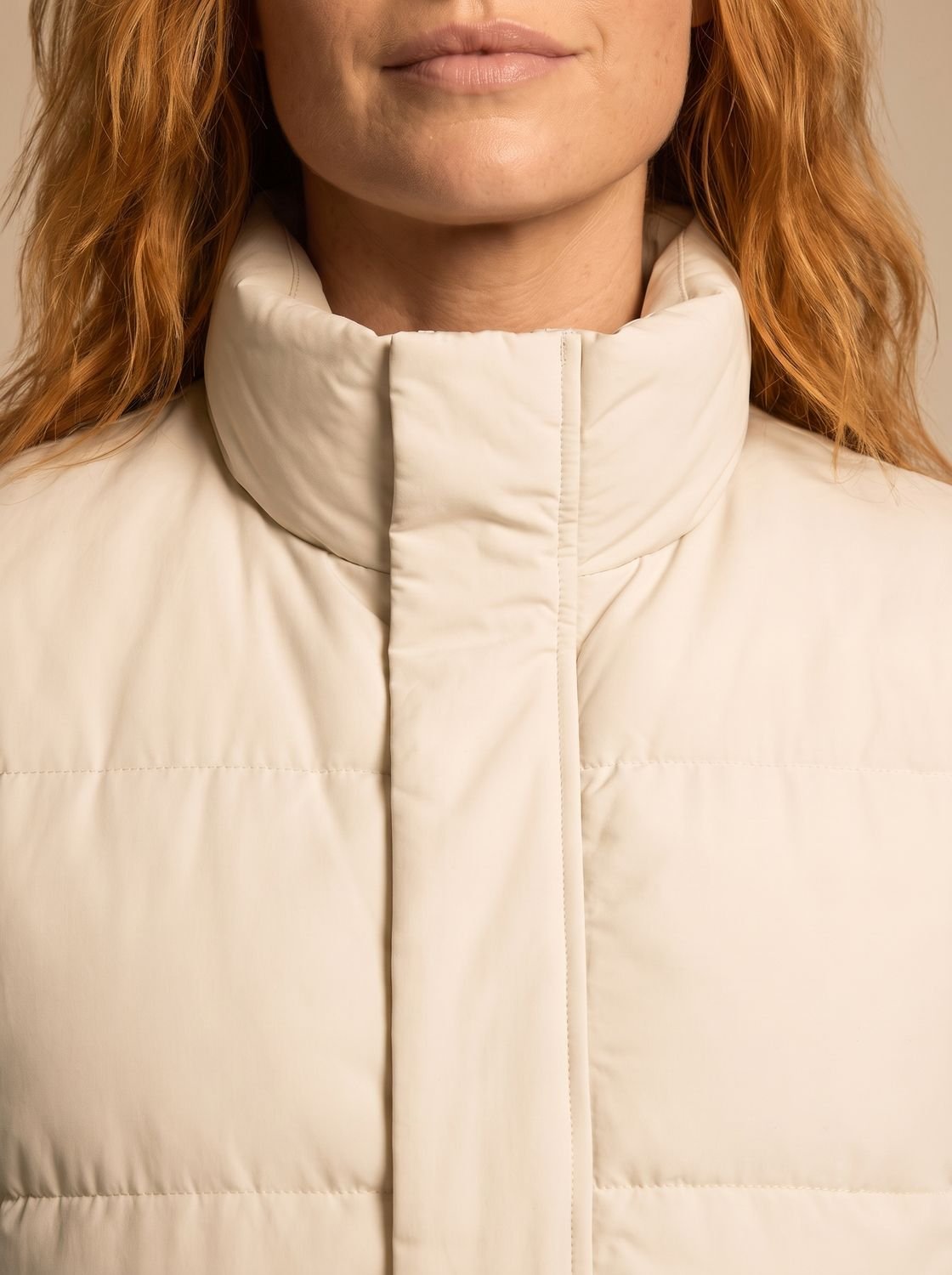 Camila | Gilet matelassé sans manches pour femme, col montant, fermeture éclair, poches à rabat