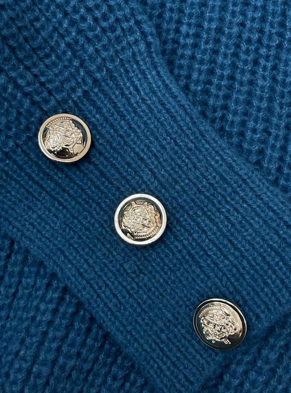 Camila | Pull en maille côtelée pour femmes avec col en V et boutons décoratifs
