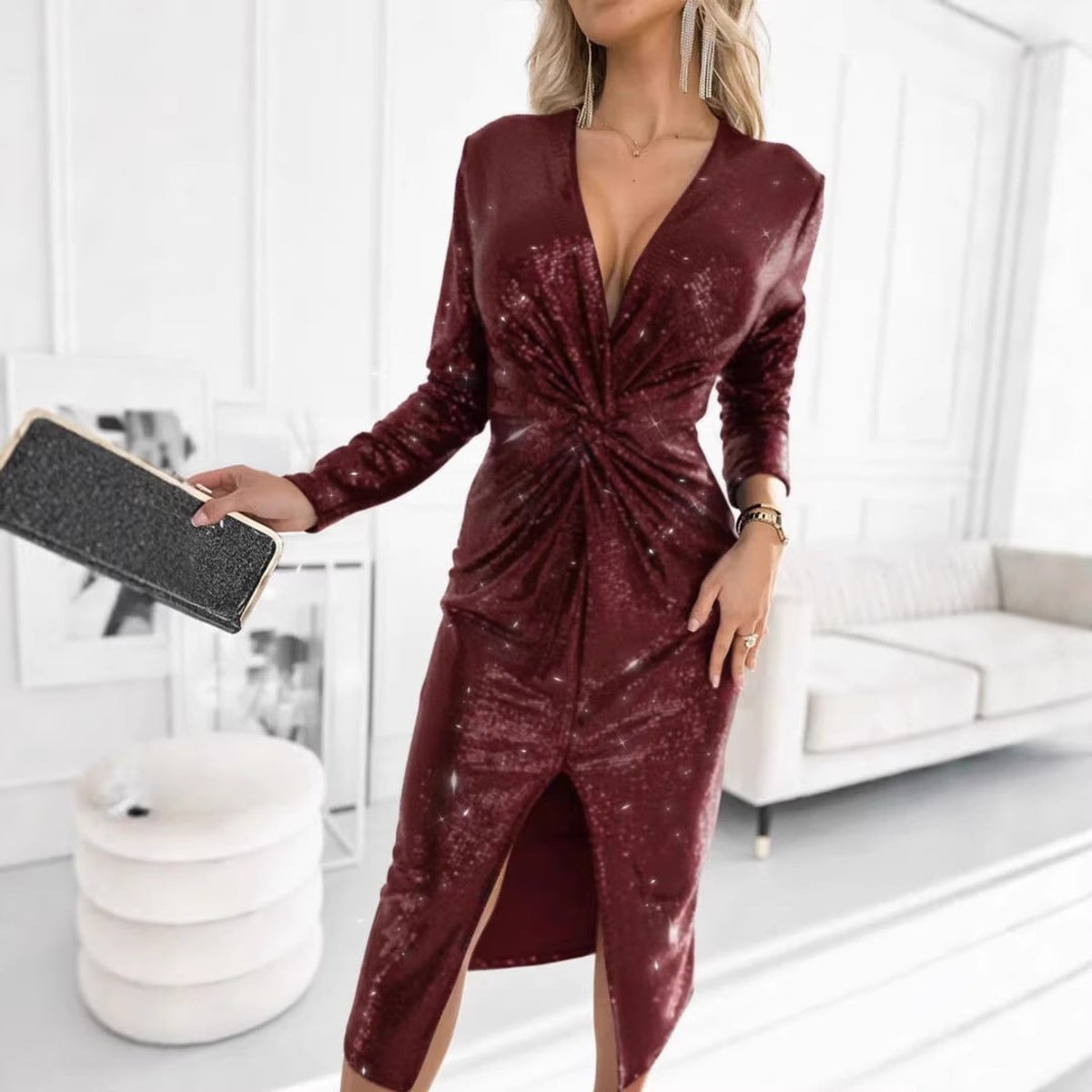 Harper | Robe cocktail midi à sequins avec décolleté en V profond et devant noué pour femmes